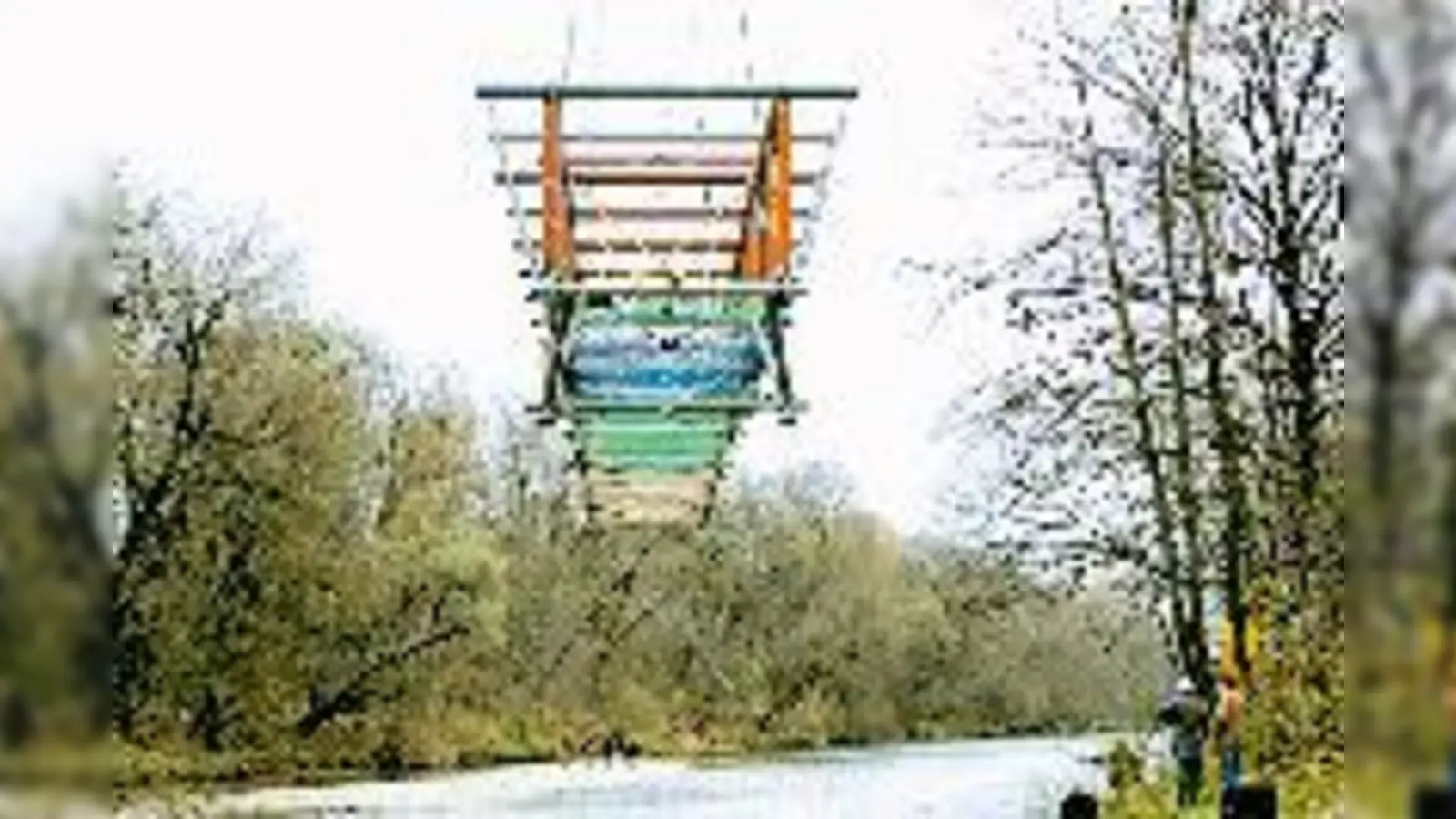 Vorsichtig wurde diesen Mittwoch das tonnenschwere Brücken-Gebälk über die Isar gehoben.	 (Foto: fil)