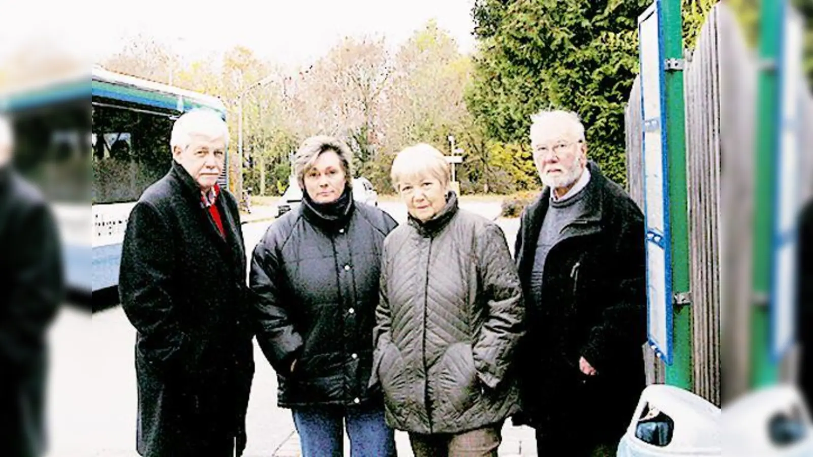 Alfred Piller, Petra Rossmanith und Margret und ­Rudolf Beer (v. l.), die Anwohner des Ranhazweges sind, halten das Busaufkommen in der engen Straße für zu hoch.  (Foto: mst)