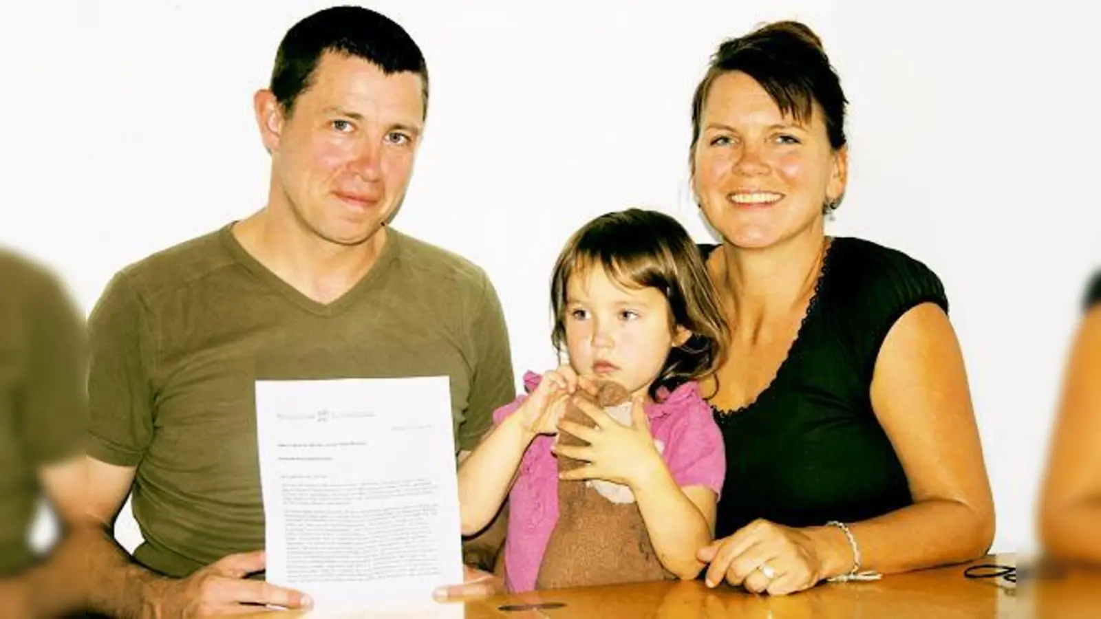 Simon Ford, Holly mit »Affi« und Maria Burschel mussten erst einen Brandbrief an OB Ude schreiben, um einen Kindergartenplatz zu ergattern.	 (Foto: scy)