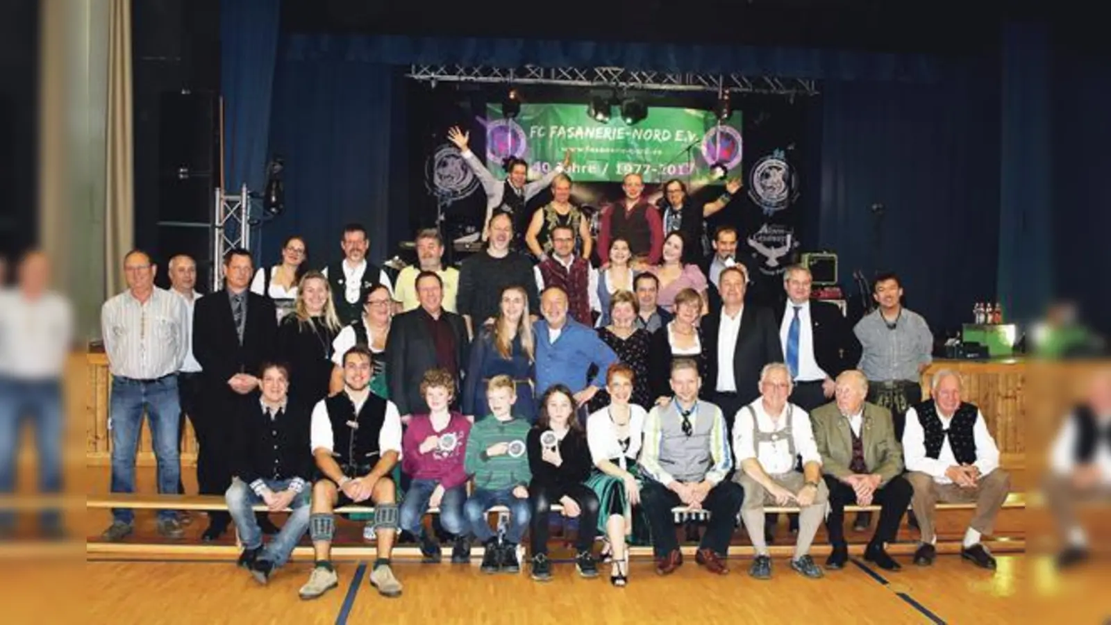 Die Funktionäre des FC Fasanerie Nord, ihre Helfer (Orga-Team) und die Akteure des Rahmenprogramms (Ju-Jutsu &amp; Boogie-Tanz).   (Foto: Helmut Weltmaier)