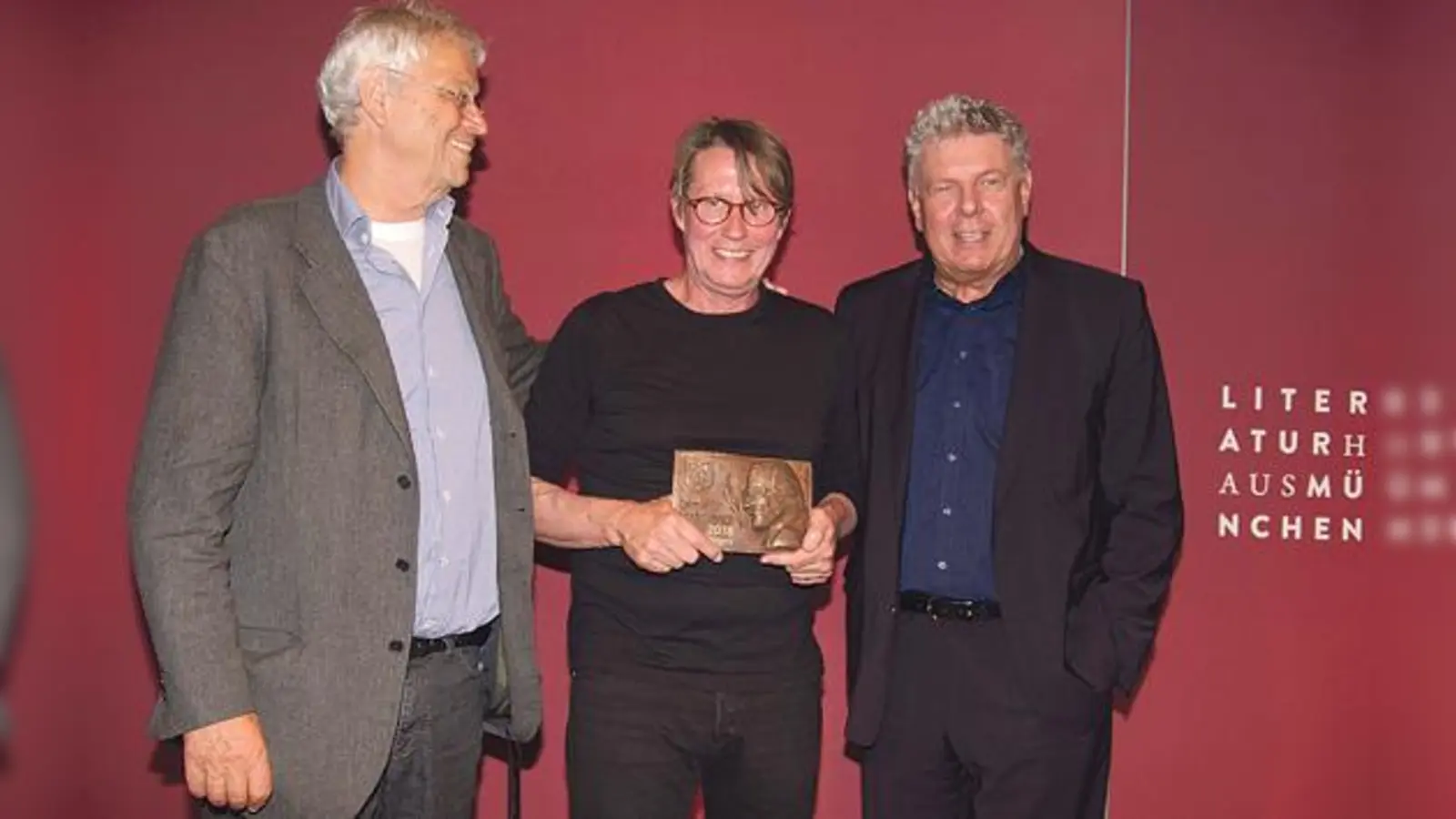 Gelöste Stimmung: Preisträger Andreas Rebers zwischen Laudator Gerhard Polt und dem Münchner Oberbürgermeister Dieter Reiter.	 (Foto: Robert Bösl)