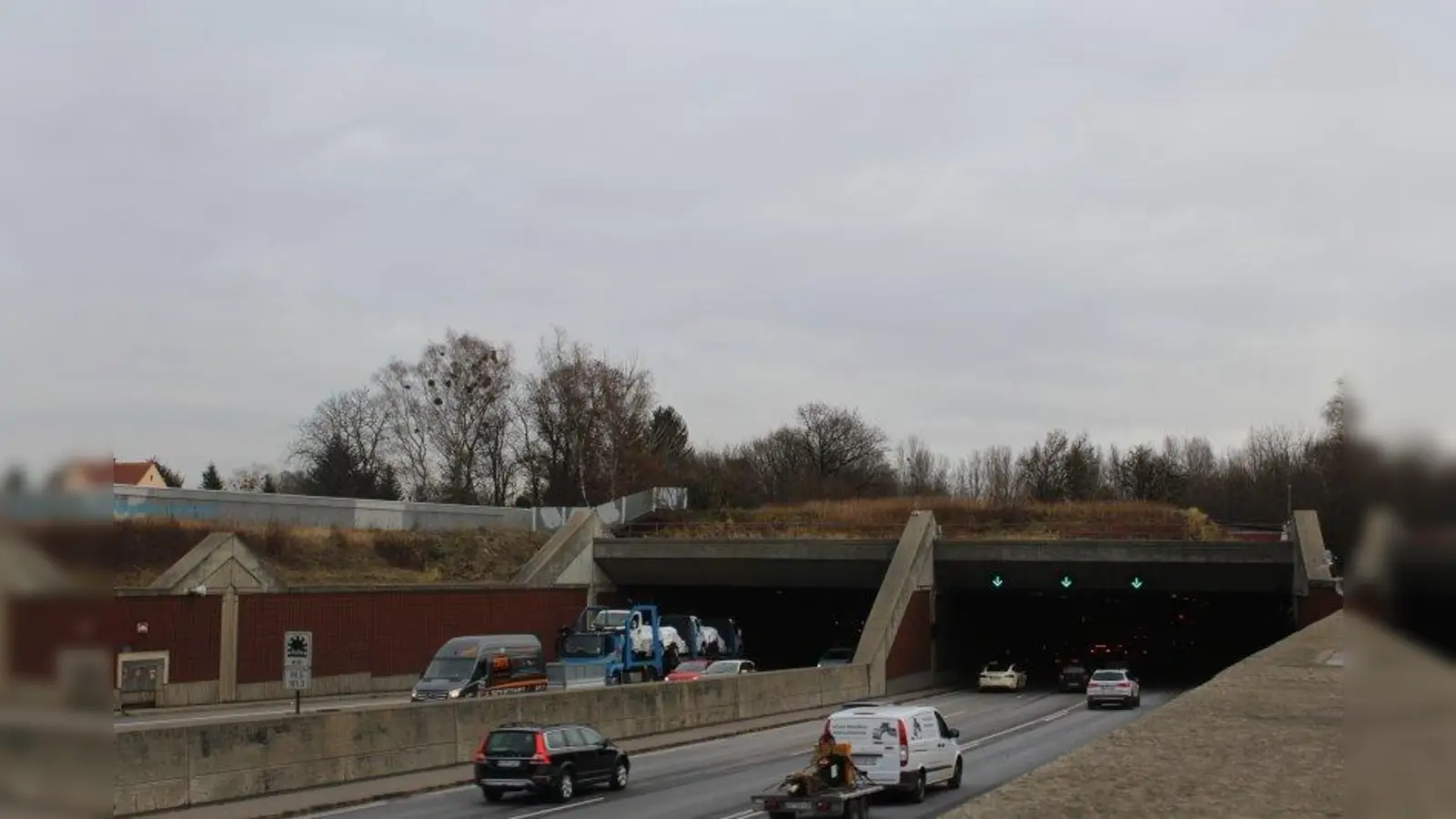 Wird von kommenden Jahr an saniert: der Allacher Tunnel an der A 99. Die Gemeinde geht davon aus, dass sich dadurch die Verkehrsbelastung in Karlsfeld noch weiter erhöhen wird. (Foto: sb)