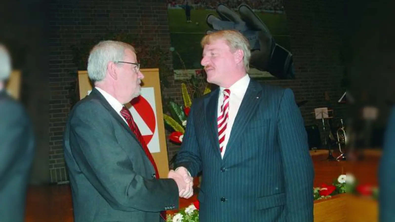 Ein Händedruck vor dem Festakt: der neue Chef der Münchner Arbeitsagentur Bernd Becking (r.) und sein Vorgänger Hans Werner Walzel. (Foto: bb)