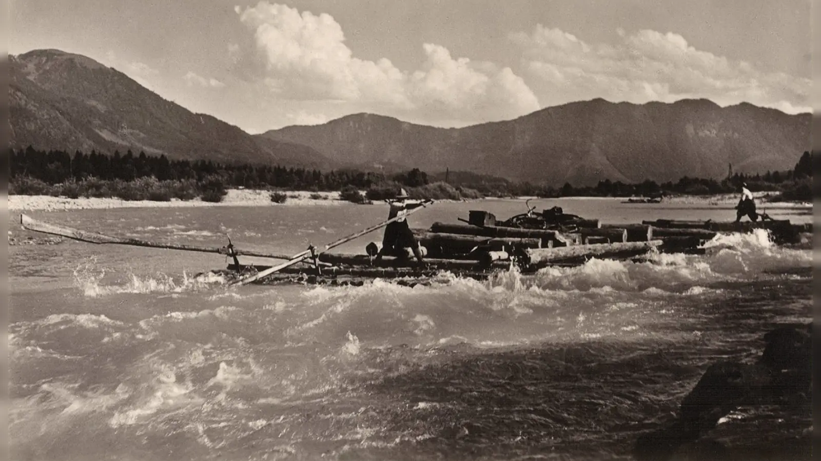 Dieses 1939 aufgenommene Foto zeigt kräftige Flößer bei ihrer nicht immer ganz ungefährlichen Arbeit. In der Ausstellung im Schlossmuseum kann man mehr über die Flößerei erfahren. (Foto: Flößer-Kulturverein München-Thalkirchen e. V.)