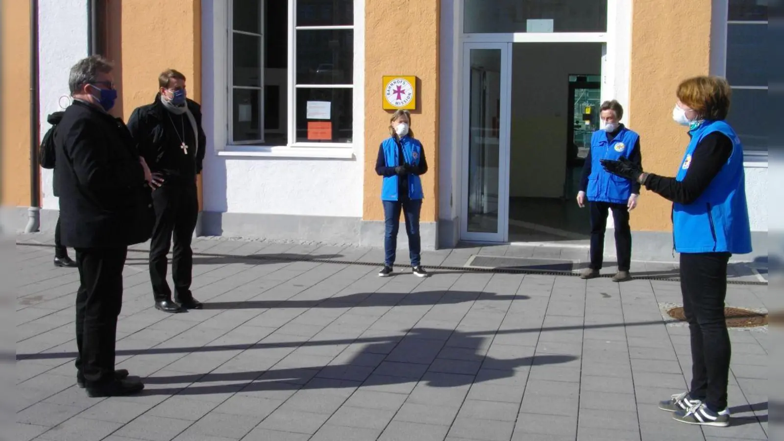 Der Passauer Bischof Stefan Oster (zweiter von links) informierte sich in der vergangenen Woche gemeinsam mit Caritasvorstand Diakon Konrad Niederländer über die Sorgen und Nöte in der Bahnhofsmission Passau. (Foto: Bahnhofsmission Passau )