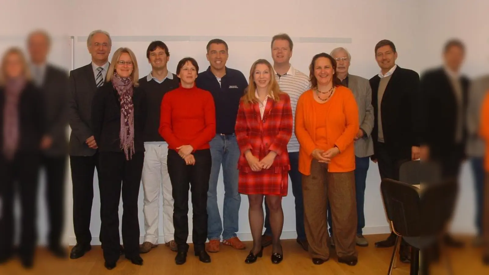 Sie organisieren und präsentieren die Pasinger Gesundheitstage: vorn (v.l.) Kathleen Graf, Stefanie Igl-Obermüller, Dr. Gabriele Kohl und Theresa Schopper sowie hinten (v.l.) Robert Scheerer, Dr. Ralph von Steinburg, Dr. Jörg Buhr, Dr. Peter Eder, Peter Dürrfeld und Dr. Hanns-Georg Klein. (Foto: bb)