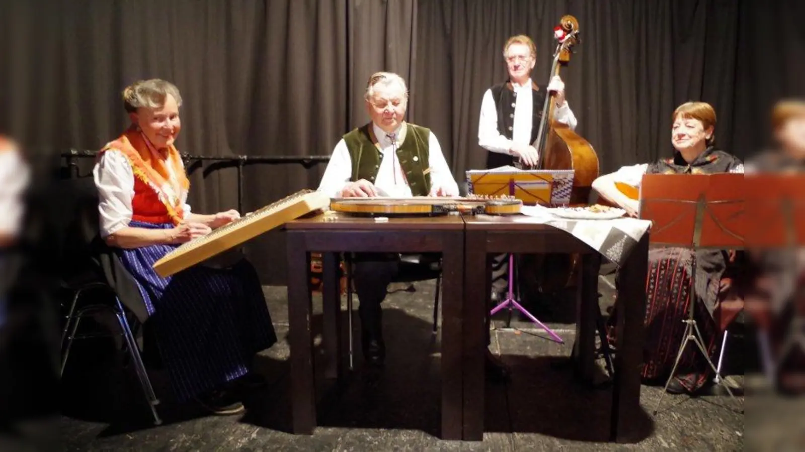 Die Stubenmusik der „Laimer Saitenmusik“ bildete den musikalischen Rahmen beim „Laimer Advent“. (Foto: kö)