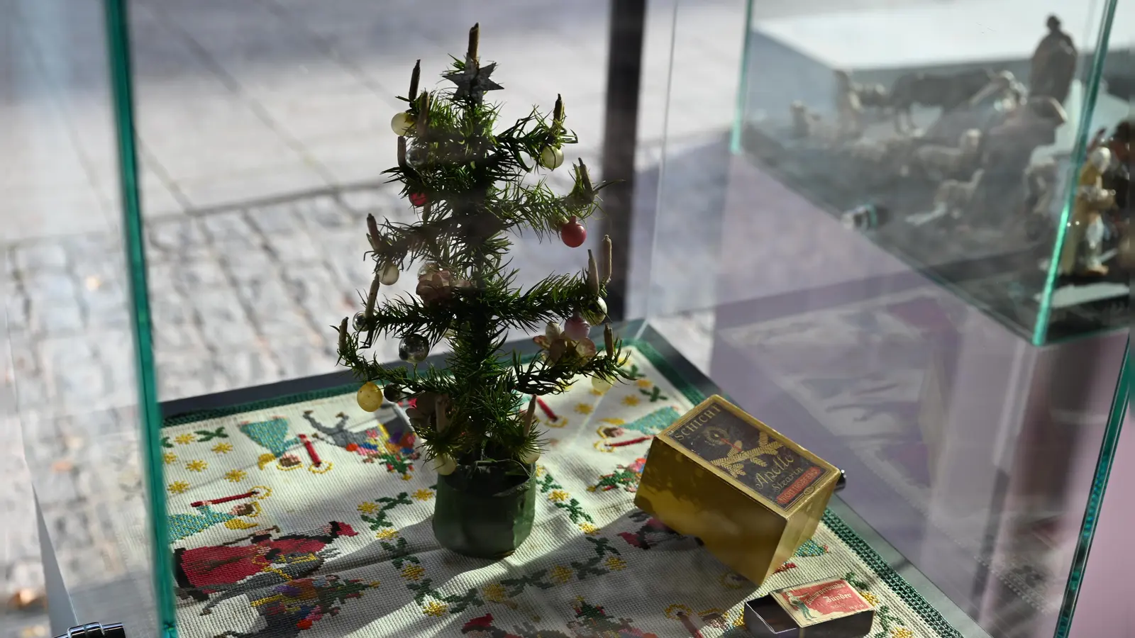 Solche Weihnachtsbäumchen aus Gänsefedern wurden um 1900 im Böhmischen Riesengebirge hergestellt. (Foto: Sudetendeutsches Museum)