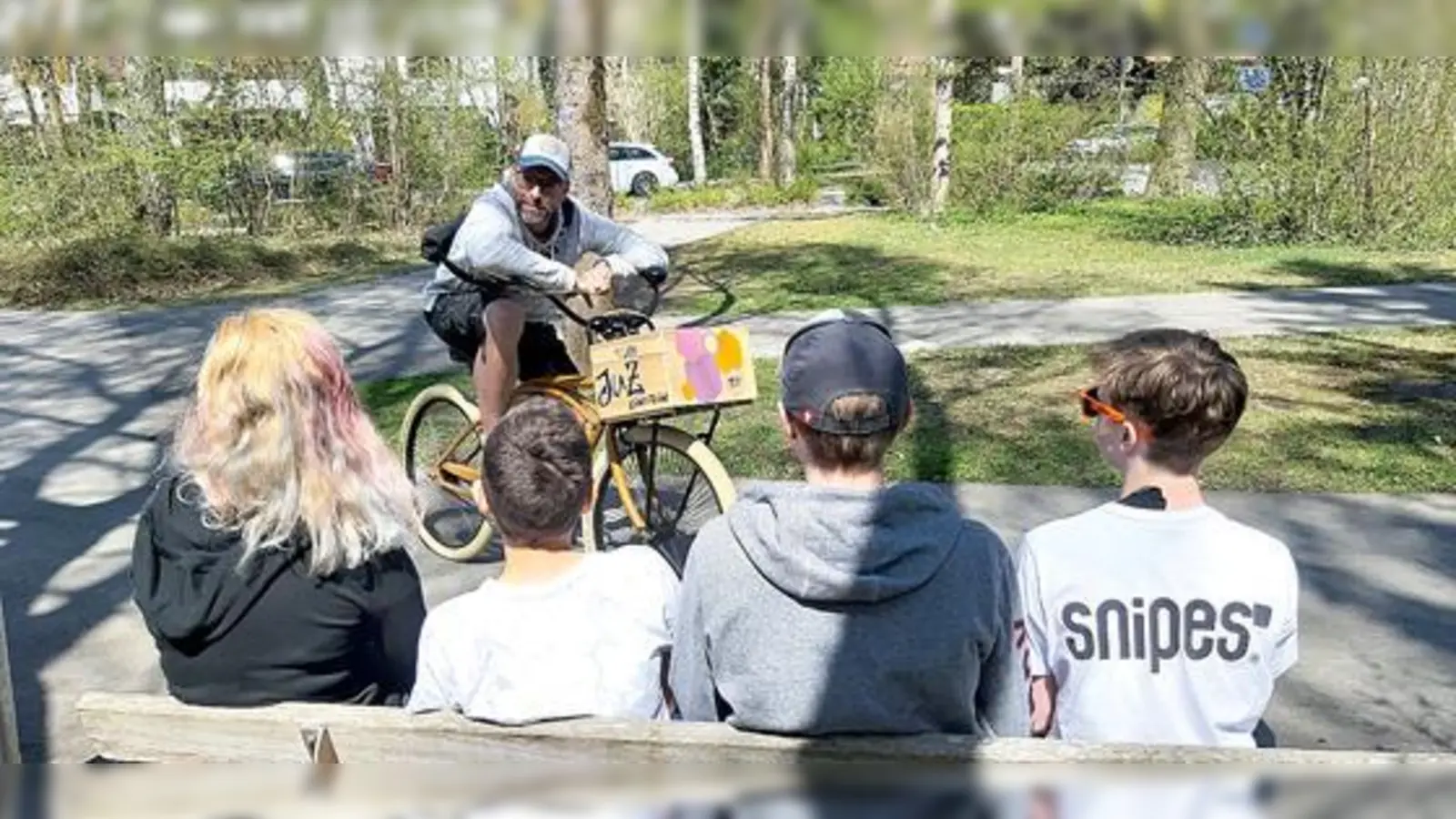 Christopher Schmidmeier von der Mobilen Jugendarbeit mit Jugendlichen.	 (Foto: privat)