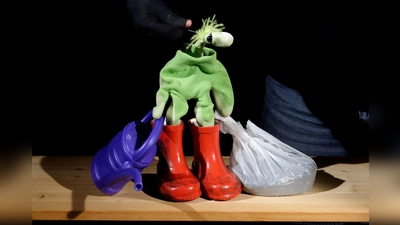 Der kleine Koriander soll in der Küche einziehen. Ob er dort wohl willkommen ist? (Foto: Figurentheater Hattenkofer)