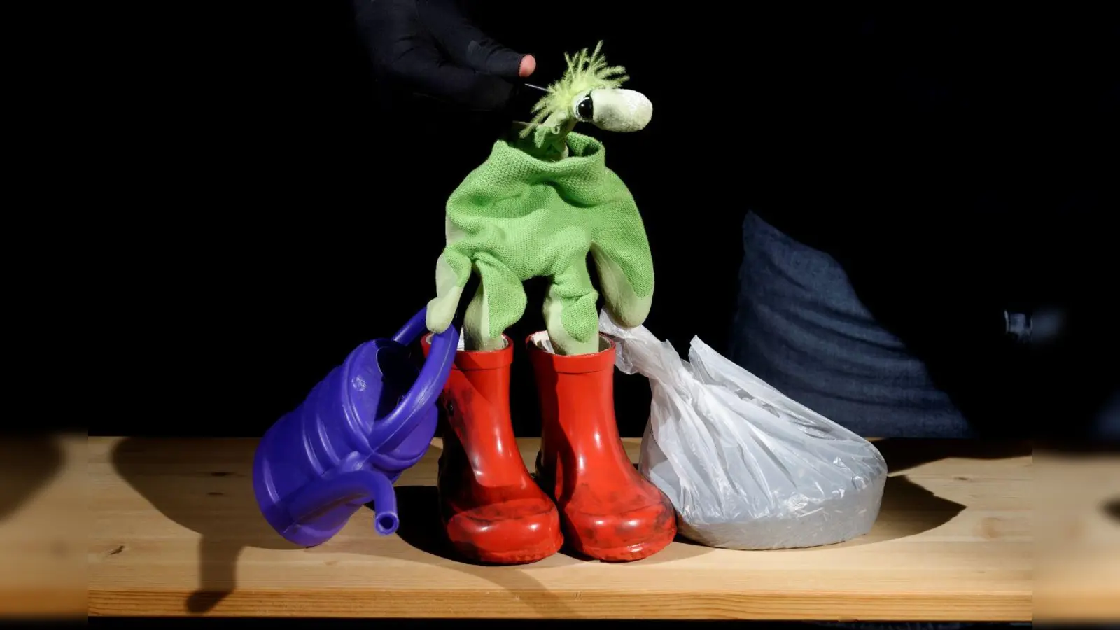 Der kleine Koriander soll in der Küche einziehen. Ob er dort wohl willkommen ist? (Foto: Figurentheater Hattenkofer)