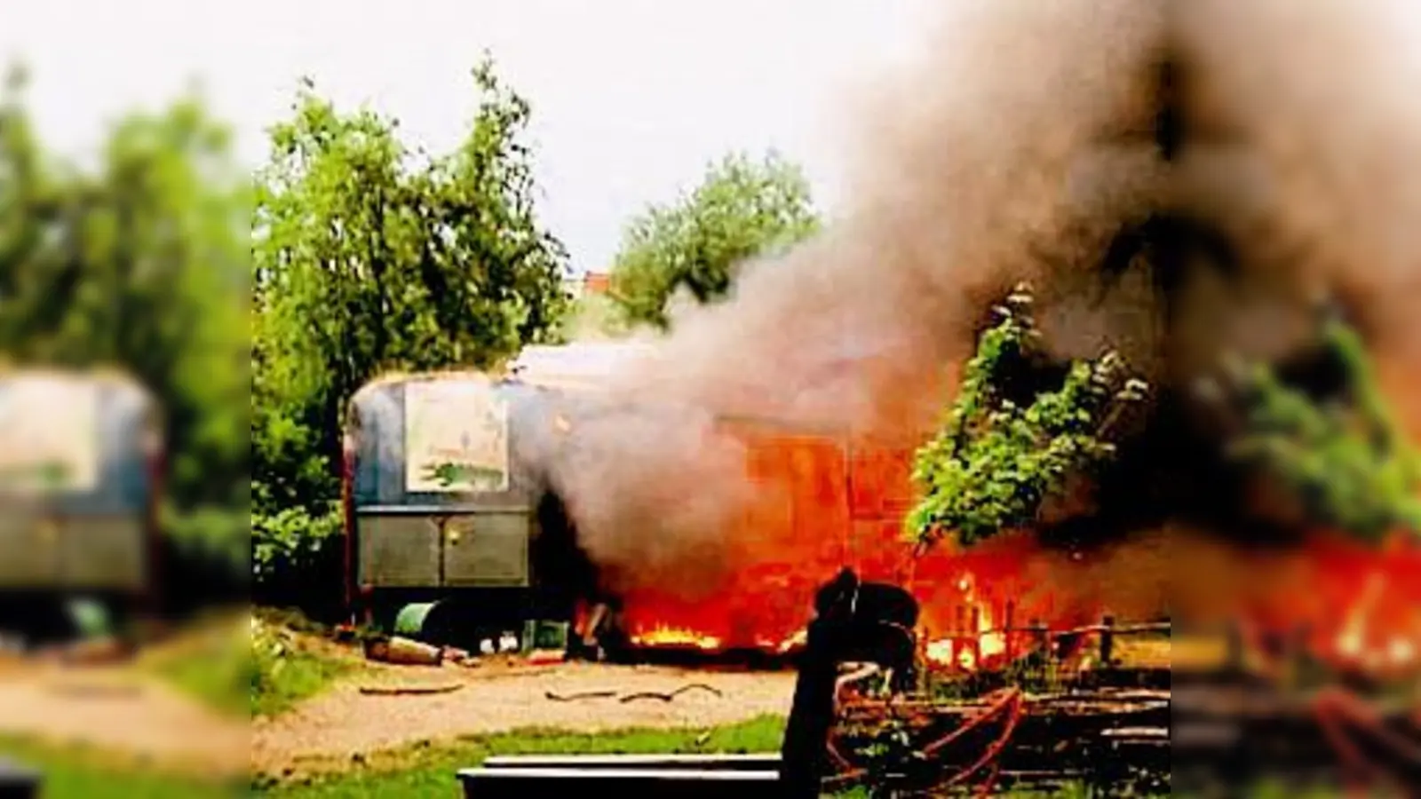 Mit vereinten Kräften versuchte die Feuerwehr den lodernden Brand zu löschen	 (Foto: Privat)