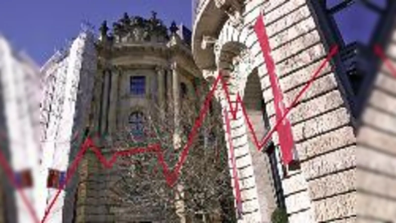 Die Aktien stehen schlecht für die Akazien am Haus der Münchner Börse: Möglicherweise fallen sie Bau-Arbeiten zum Opfer. Vielleicht aber schafft es der Bezirksausschuss Maxvorstadt, die Bäume zu retten.		          	 (Foto: js)