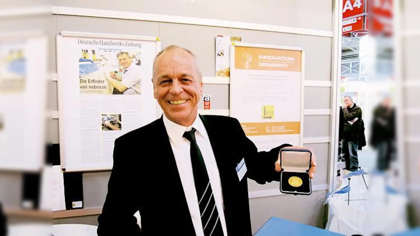 Eine Auszeichnung, auf die man stolz sein kann: Firmeninhaber Werner Lutz auf der Münchner Handwerksmesse.	 (Foto: VA)