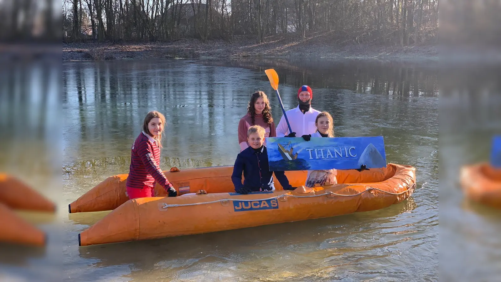 Die Titanic beim der Abfahrt in „Southampton“ mit Rose (Lisa), Jack (Lucas) und die drei Passagiere; Vanessa, Alica und Mika der Wasserwachtjugend. (Foto: Raymond Klotz)