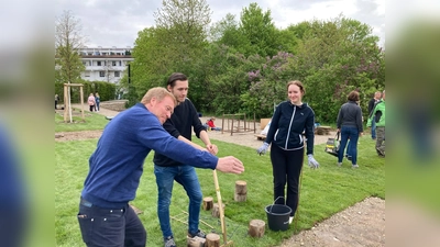 Stephan Keck (links), der Vorsitzende des Aufsichtsrates der Landesgartenschau Kirchheim, mit Bürgergärtnern bei der Arbeit. (Foto: LGS Kirchheim)