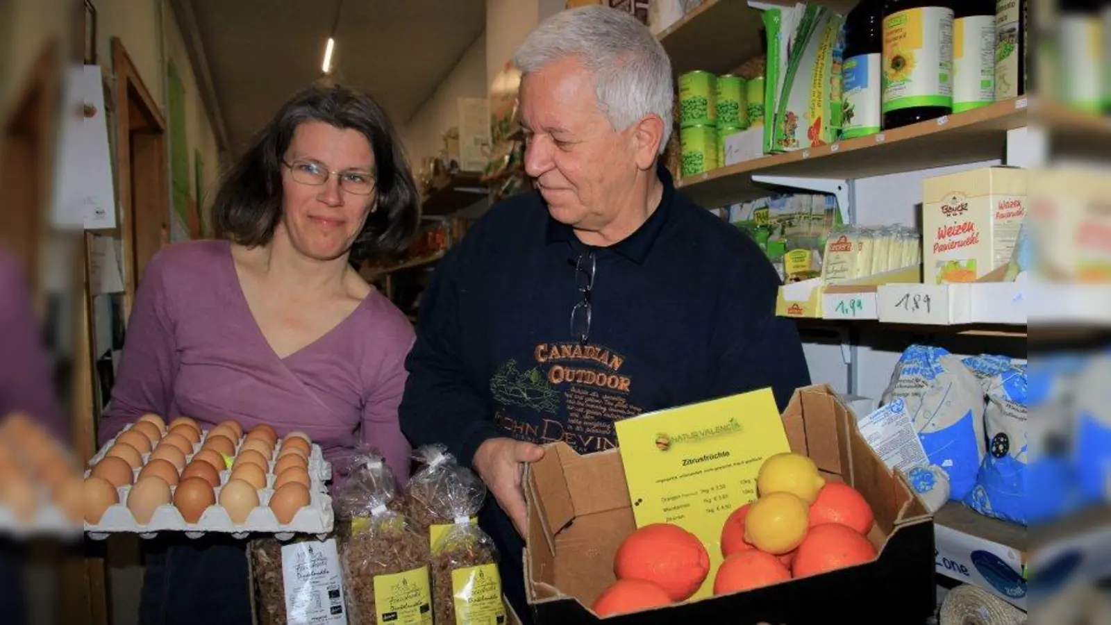 Neues Trimester-Programm im Umweltzentrum Öko &amp; Fair: Karl Heinz Jobst und Christiane Lüst im Hofladen des Zentrums. (Foto: us)