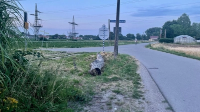 Kinder und Jugendliche, die mit dem Fahrrad vom Sportverein kommen, haben an der Einmündung zum Schwarzhuberweg eigentlich Vorfahrt - vorausgesetzt sie werden auf der unbeleuchteten Straße gesehen  (Foto: bb)