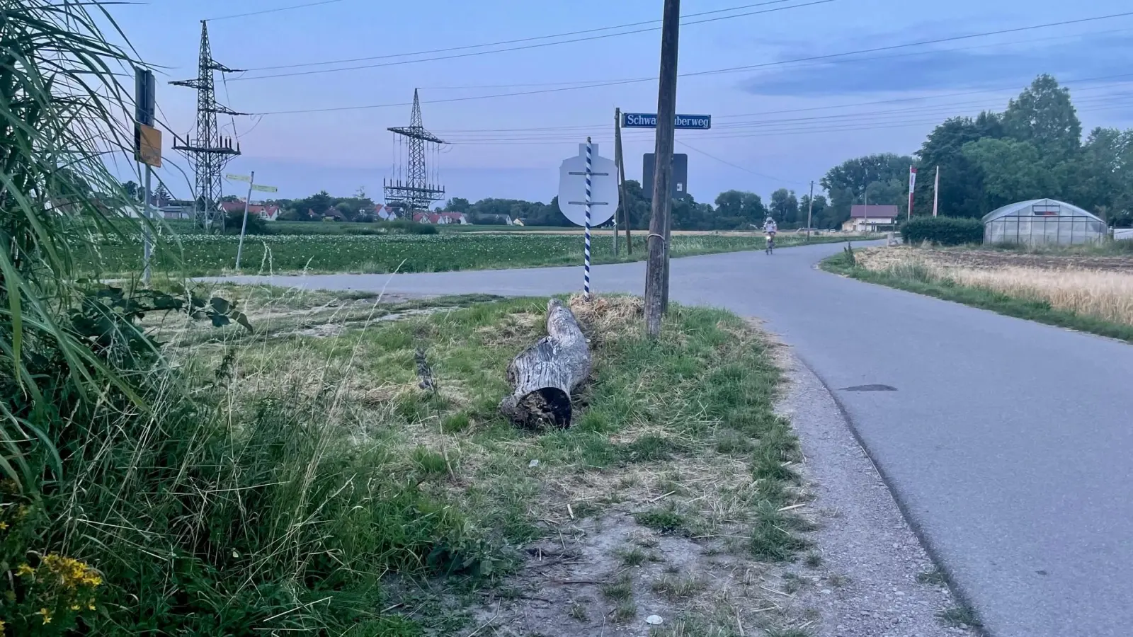 Kinder und Jugendliche, die mit dem Fahrrad vom Sportverein kommen, haben an der Einmündung zum Schwarzhuberweg eigentlich Vorfahrt - vorausgesetzt sie werden auf der unbeleuchteten Straße gesehen  (Foto: bb)