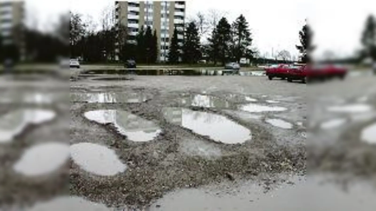 Dieses triste Bild soll einer ausgebauten Festwiese weichen. Das Bürgerfest (rechtes Bild) findet heuer wegen der Umbaumaßnahmen »in anderer Weise« in der Lerchenau statt.  (Fotos: gf)