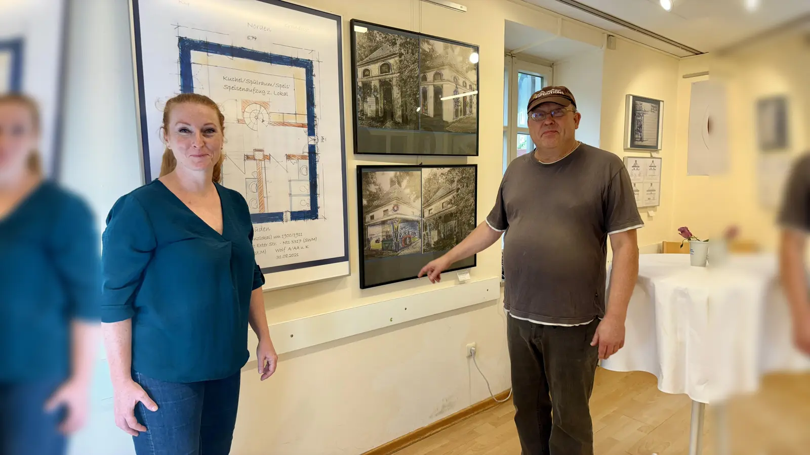 Susanne Janko von der VHS und Künstler Wolfgang Haller in der Ausstellung. (Foto: Ulrike Seiffert)