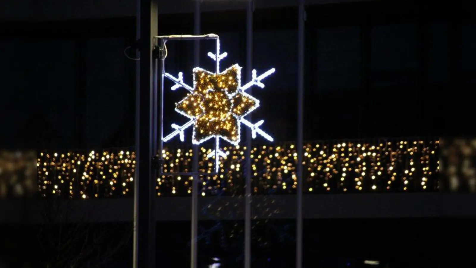 Nicht jedem gefällt die Weihnachtsdeko der Gemeinde Gilching. (Foto: Huss-Weber)