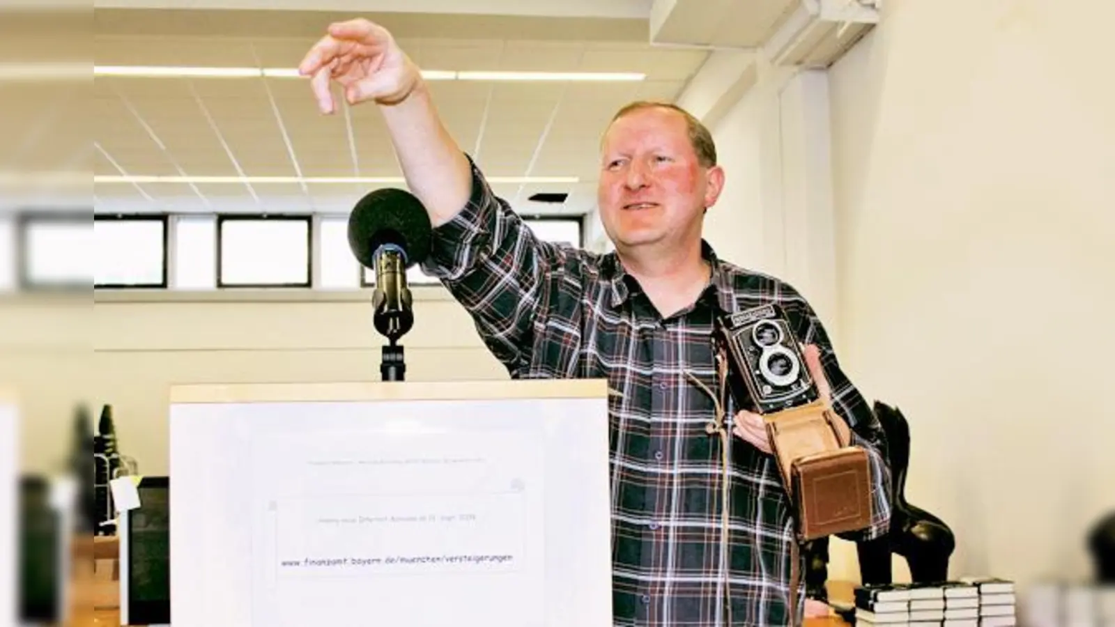 »Zum Ersten, zum Zweiten und zum Dritten!«  wer wohl bei Max Sonderholzers Versteigerung für das Münchner Finanzamt den Zuschlag für die Rollei-Kamera bekommen hat? 	 (Foto: ko)