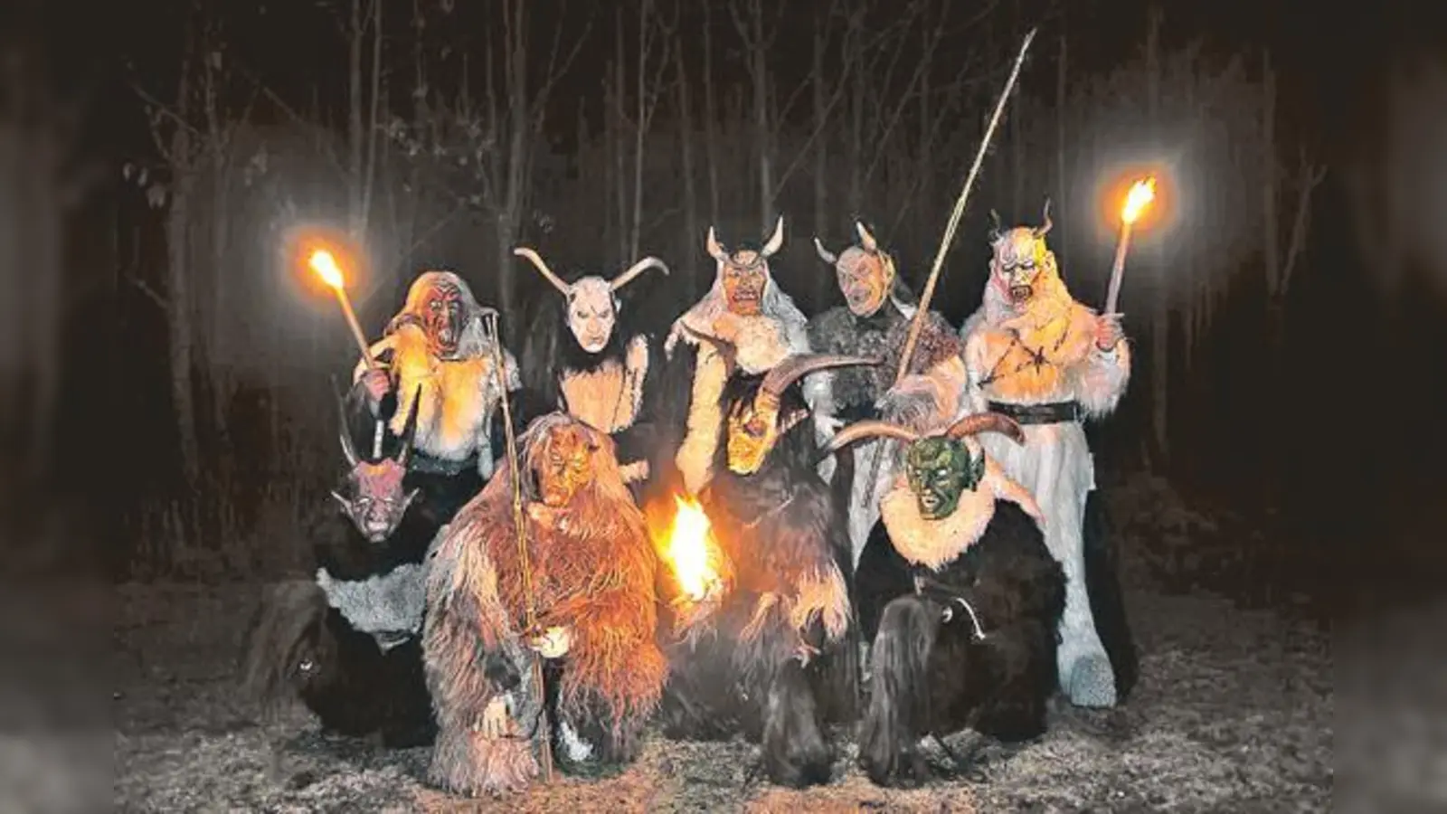 Unheimlich anzusehen sind die Boch Peachtn, aber keine Angst, die wilden Gesellen sind eigentlich echte Glücksbringer. Sie sind wieder im Hachinger Tal unterwegs.                       (Foto: VA)