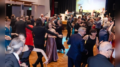 Begeisterte Tänzer beim Ball 2023 in Grafing. Auch heuer spielt wieder die Heiner-Ohnheiser-Band, diesmal jedoch im Ebersberger Stadtsaal „alter speicher“. (Foto: Da Capo)