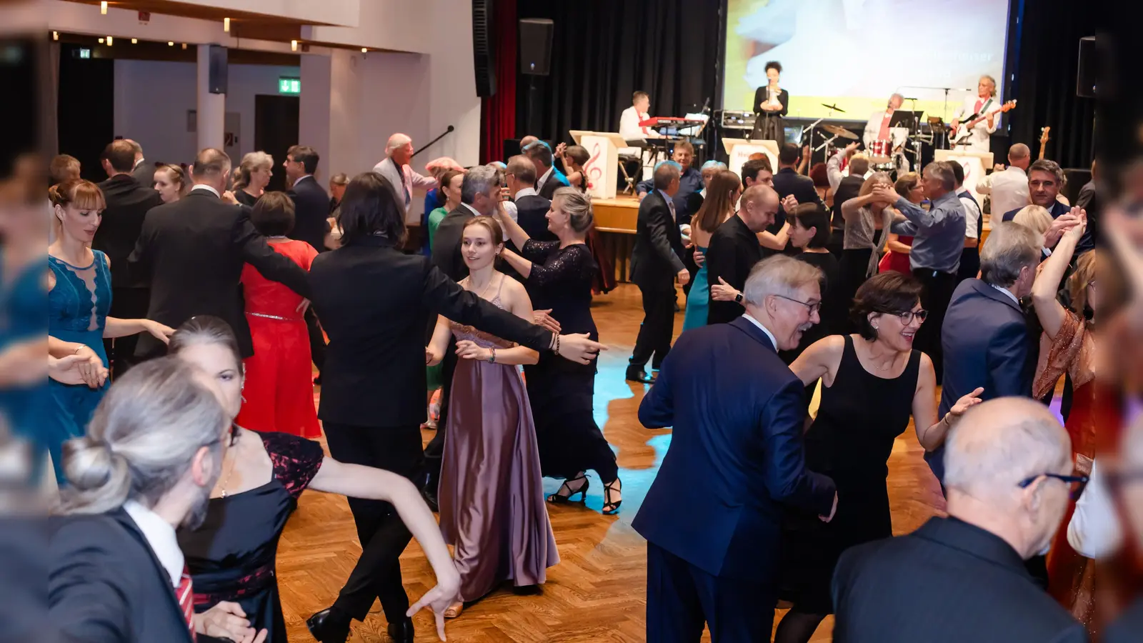 Begeisterte Tänzer beim Ball 2023 in Grafing. Auch heuer spielt wieder die Heiner-Ohnheiser-Band, diesmal jedoch im Ebersberger Stadtsaal „alter speicher“. (Foto: Da Capo)