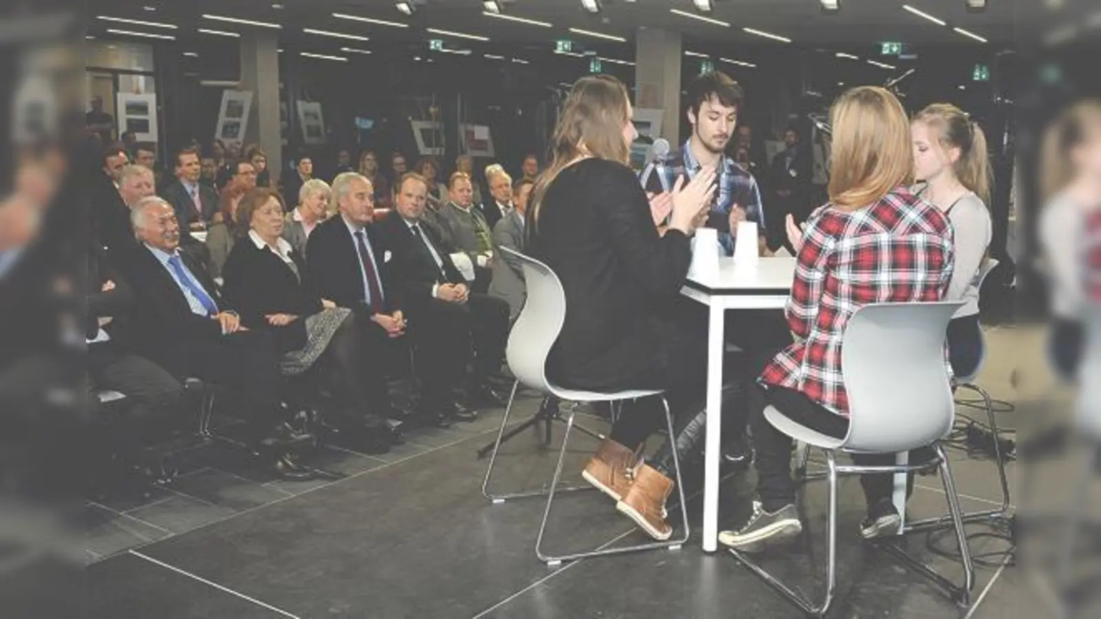 Schüler boten bei der feierlichen Eröffnung den Ehrengästen Proben ihres Könnens dar. 	 (Foto: VA)