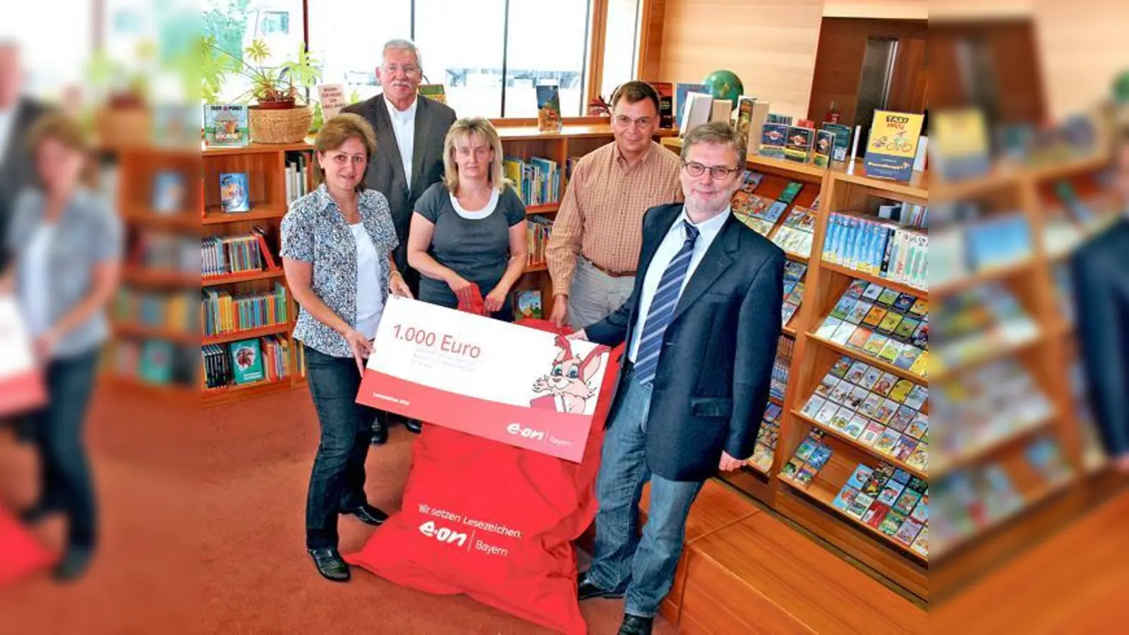 Alle freuten sich: Ramona Wendt, Leiterin der Bücherei, Bürgermeister van der Weck, Michaela Baum und Klaus Prinz vom Büchereiteam sowie Robert Dallmayr von E.ON Bayern (von links).	 (Foto: privat)