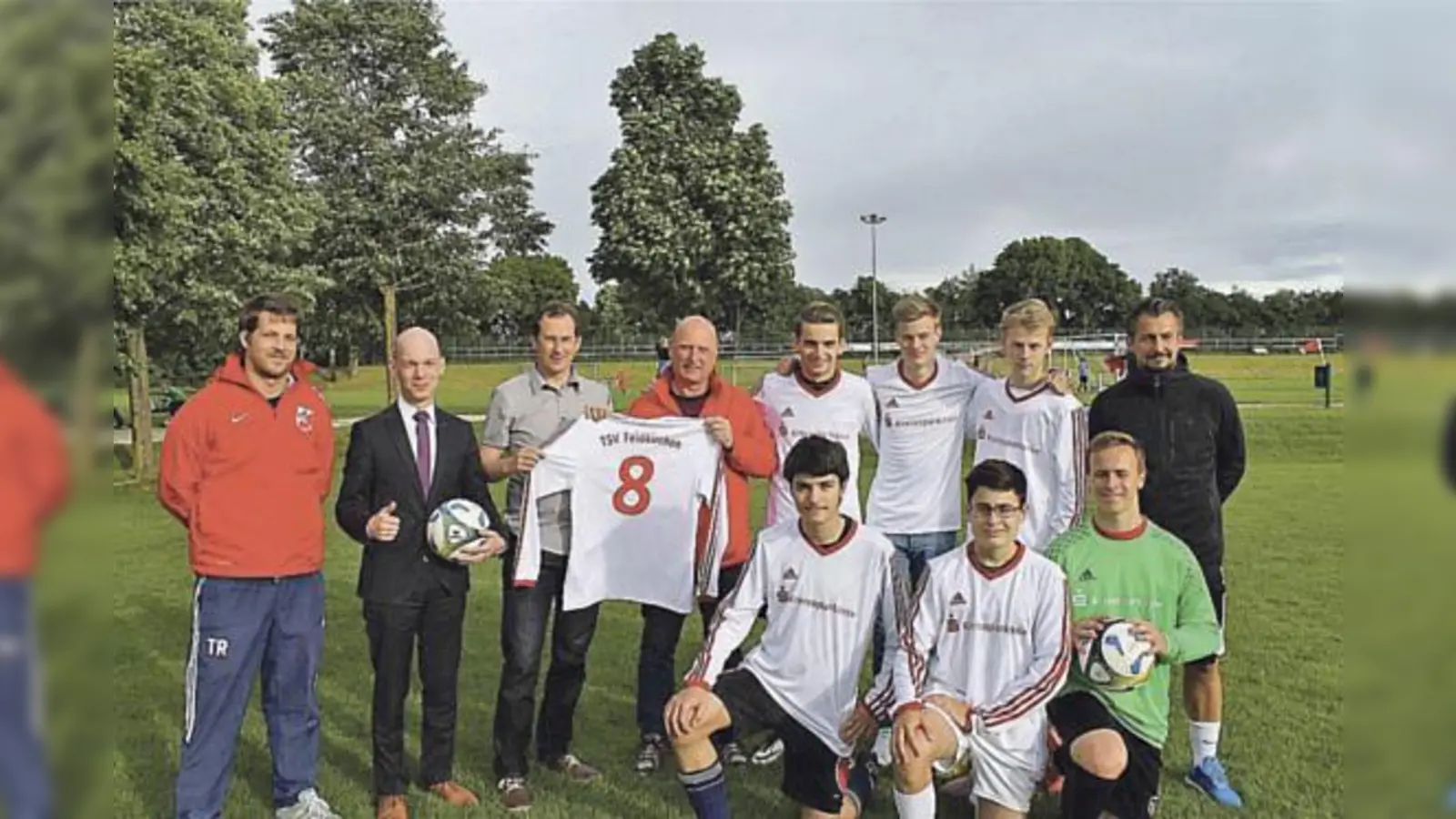 Die Kreissparkasse München Land unterstützt den Neubeginn mit zwei Trikotsätzen.	 (Foto: TSV)