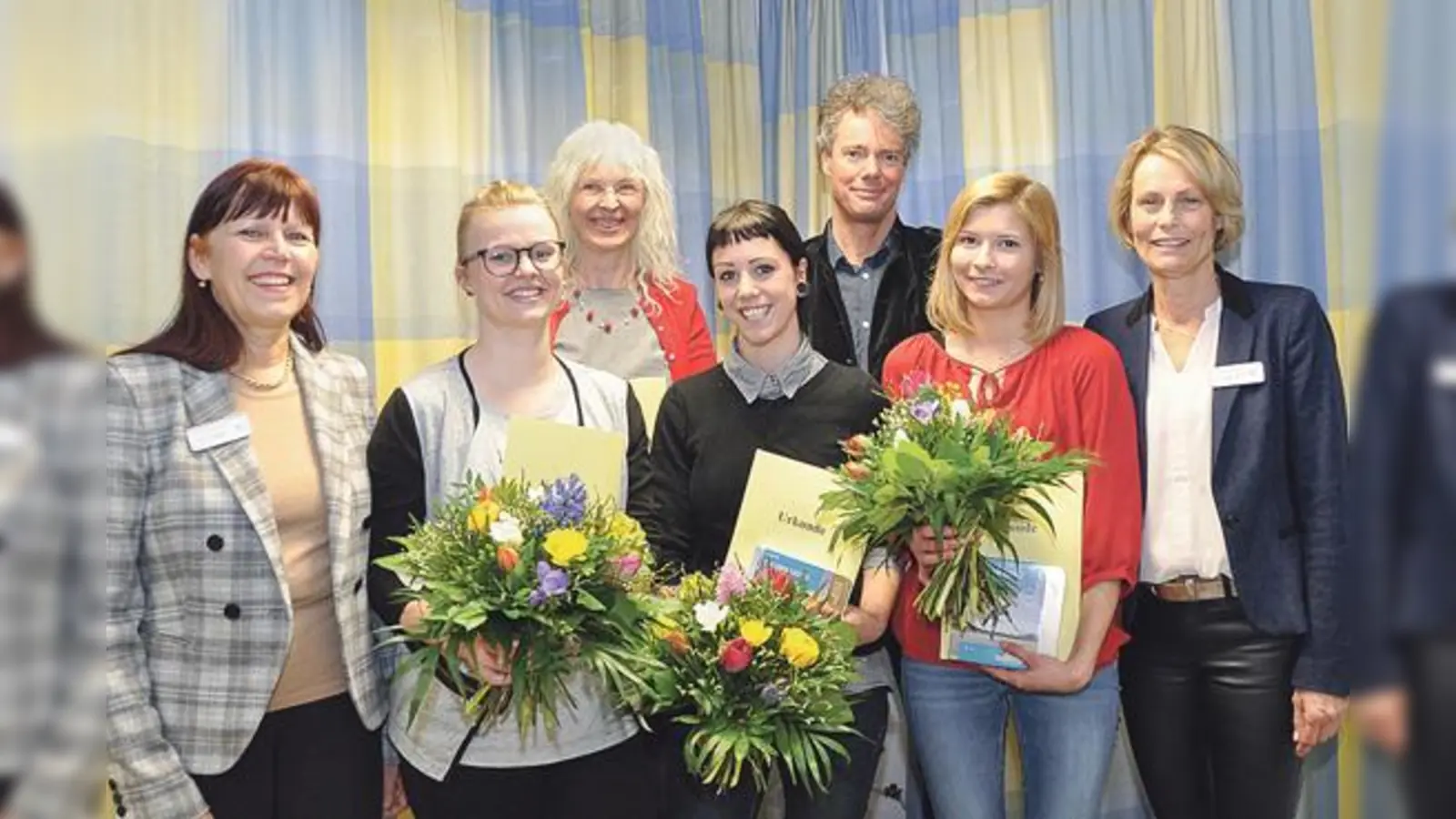 Bei der Übergabe (v. li.): Gabriele Klepsch (stv. Schulltg.), Teresa Tuschter, Dr. Brigitte Wissing in Vertretung ihrer Tochter Leah, Carmen Oertel, Peter Huber (Pflegedirektor), Melanie Huber, Gaby Stadler (Schulleiterin). 	 (Foto: Sybille Föll)