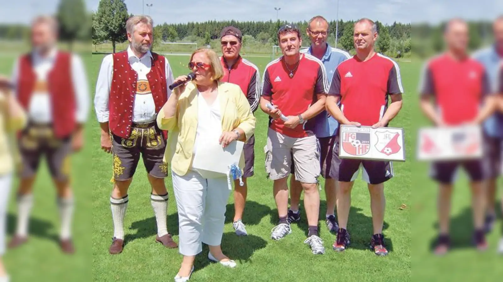 Gemeinsam besser kicken:  Jakob Eglseder (Bürgermeister v. Otterfing), Barbara Bogner (Bürgermeisterin v. Sauerlach), sowie der Vorstand der JFG Ingo Kindler, Martin Briegel, Manfred Jarzina und Rüdiger Mühlhausen. 	 (Foto: Pietsch)