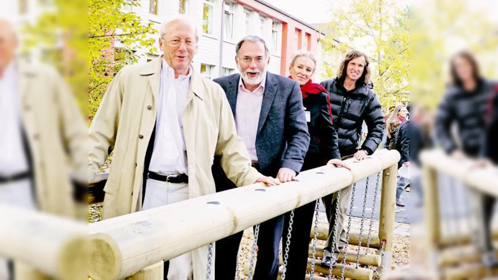 Stadtdirektor Dr. Josef Tress, Stadtrat Dr. Georg Kronawitter, Rektorin Claudia Lorenz und Profikletterer und Vizeweltmeister Stefan Glowacz bewiesen Haltung auf der Wackelbrücke an der Feldbergstraße.   (Foto: kk)