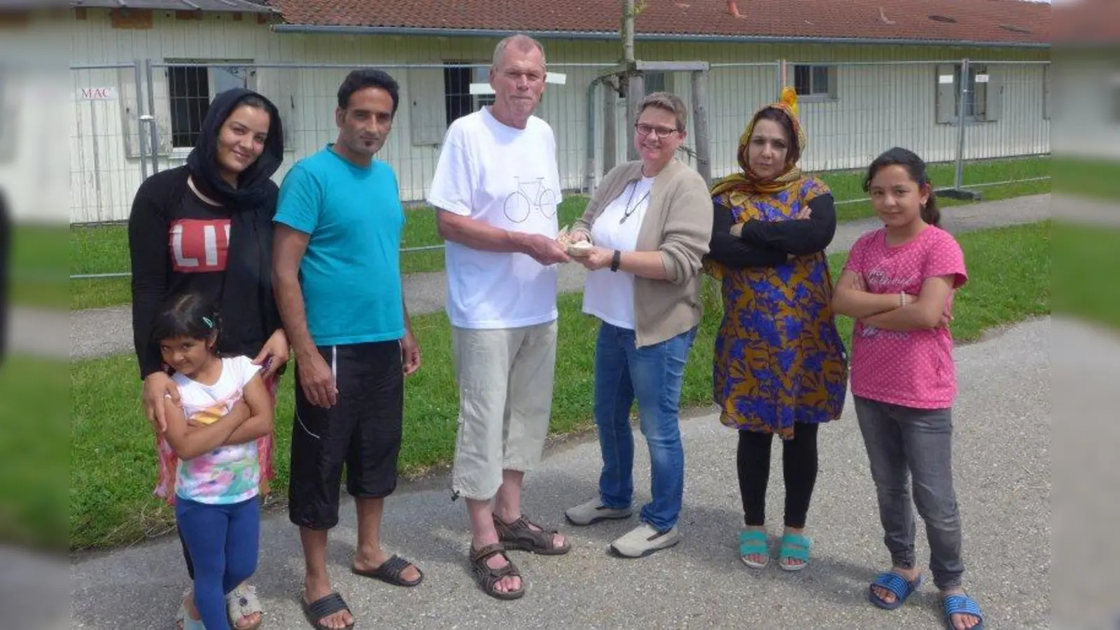 Vera Greif (3.r.) spendet einen Teil des Erlöses ihres Filmprojekts an den Arbeitskreis Asyl. Vorsitzender Siegfried Schomburg bekam das Geld ausgehändigt. (Foto: pi)