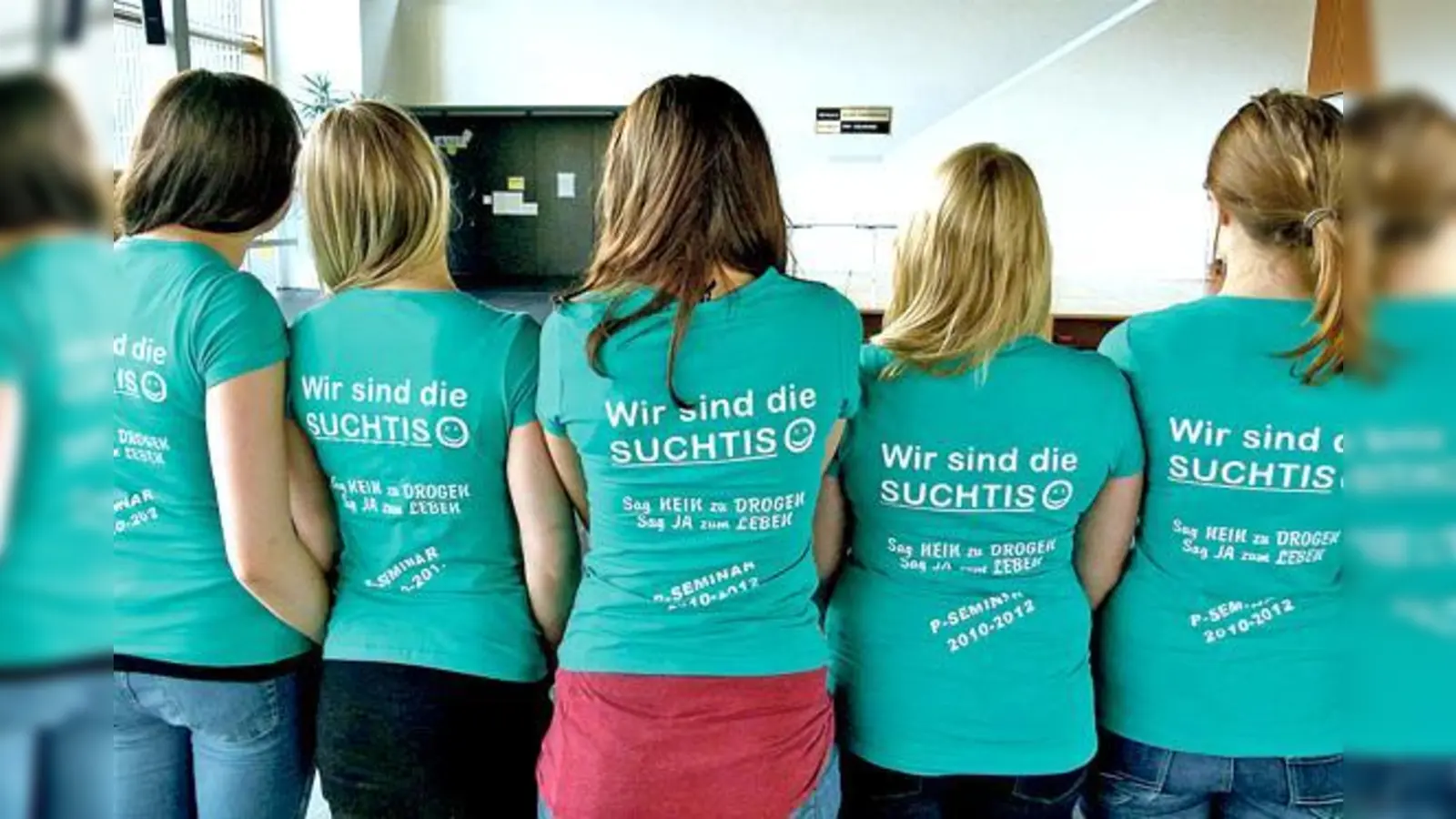 Sag NEIN zu DROGEN, sag JA zum LEBEN: Gut erkennbar waren die Schüler des Projekt­seminars Suchtprävention in ihren grünen T-Shirts. 	 (Foto: bb)