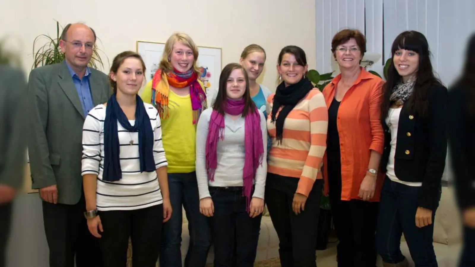 Lehrer Hellmuth Rupprecht vom Carl-Spitzweg-Gymnasium und die  <br>Schülerinnen Andrea Scheu, Maria Dahme, Johanna Becker und Camilla  <br>Morawic  (von links) bedankten sich für die Unterstützung bei Jutta  <br>Lamers von den LEOs, bei Sozialdienst-Geschäftsführerin Sonja Thiele  <br>und bei Marina Räder (LEO). (Foto: pi)
