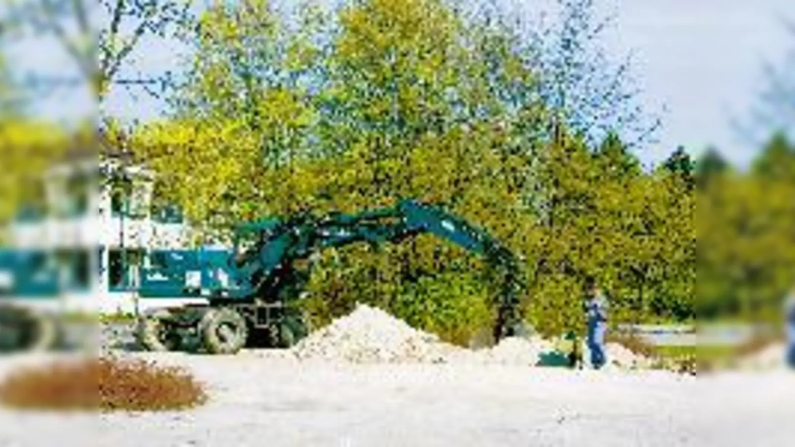 Bodenerneuerung vertagt: Der Pausenhof des Sophie-Scholl-Gymnasiums ist zur Dauerbaustelle geworden. Schuld sind »finanzielle Engpässe«, heißt es aus dem Baureferat.	 (Foto: rme)