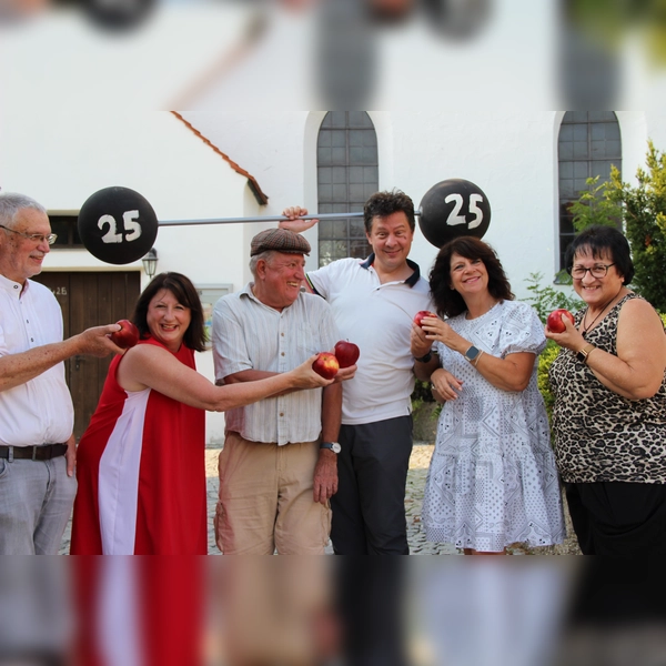Das Ensemble 2025, (von links): Helmut Bauer, Silvia Härtl, Markus Verrecchia, Michael Schwarzbach, Andrea Fendt, Brigitte Embacher. (Foto: Martina Schwarzbach, Guichinga Dorfbühne)