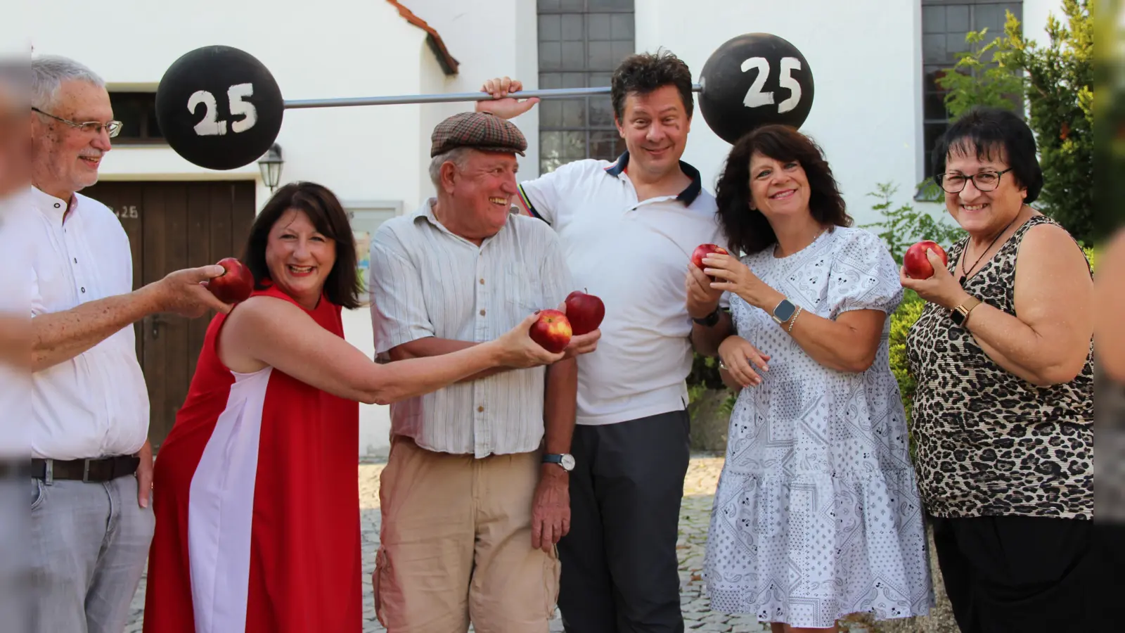 Das Ensemble 2025, (von links): Helmut Bauer, Silvia Härtl, Markus Verrecchia, Michael Schwarzbach, Andrea Fendt, Brigitte Embacher. (Foto: Martina Schwarzbach, Guichinga Dorfbühne)