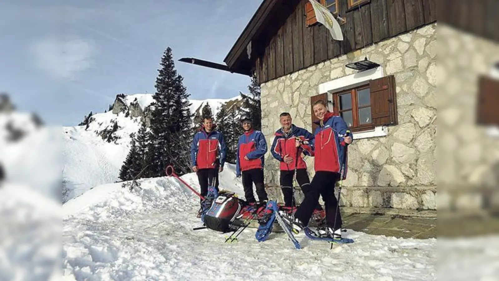 Die Bergwacht München mit dem Schneeschuhen vor ihrer Diensthütte am Latschenkopf (1.488 m).	 (Foto: ARW)