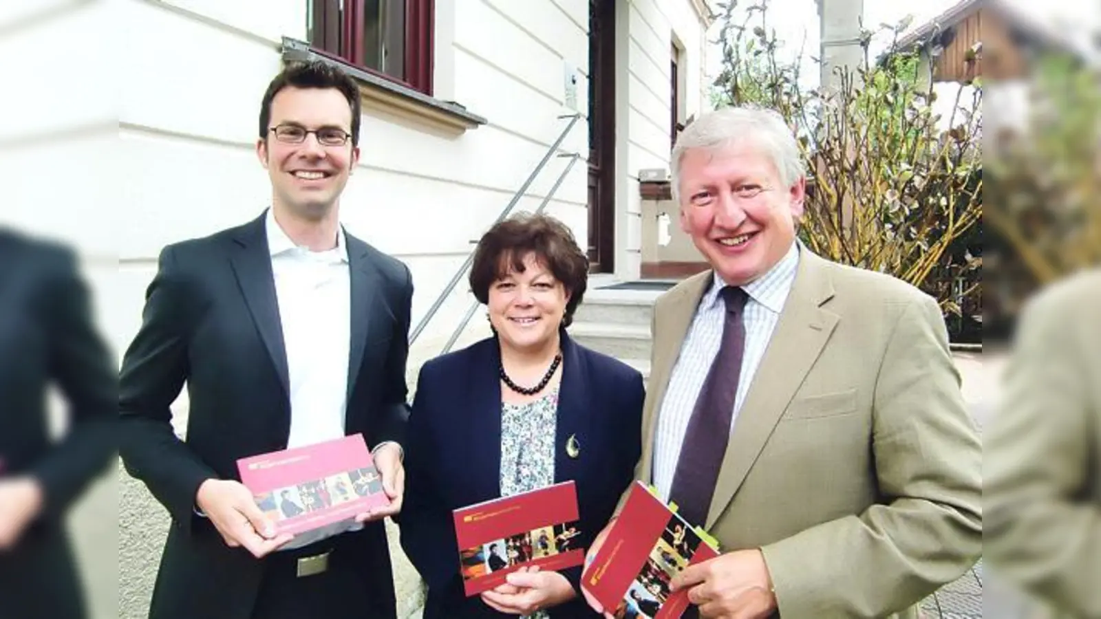 Rosemarie Keil, die derzeit die in Elternzeit weilende Kulturamtsleiterin Barbara Schulte-Rief vertritt, Florian Nagel vom Kulturamt (links) und Bürgermeister Franz Schwarz stellten letzte Woche das neue Kulturprogramm vor. 	 (Foto: ikb)