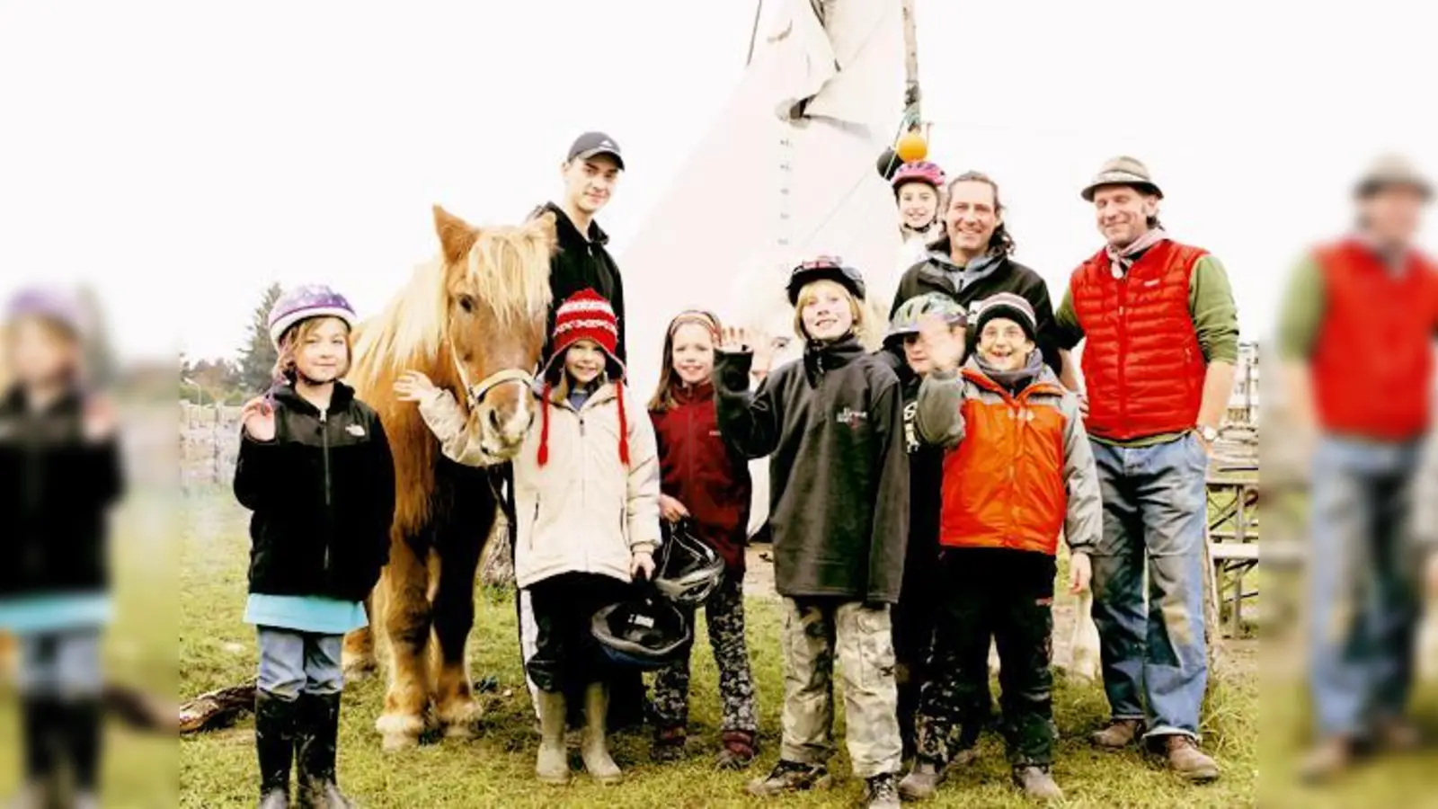Von links: Timotheus Lorenz alias Timo Turtle, »Oberhäuptling« Oliver Fritsch als Grauer Wolf und Amien Van den Berg alias Amien Anaconda mit Kindern, die das Herbstcamp der Naturindianer besucht haben.   (Foto: Kohnke)