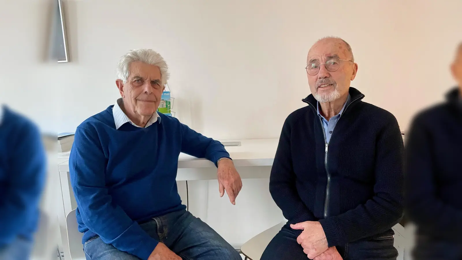 Sie sind Experten, was die Geschichte Allachs betrifft: Ernst Rudolph (l.) und Walter G. Demmel. (Foto: bb)