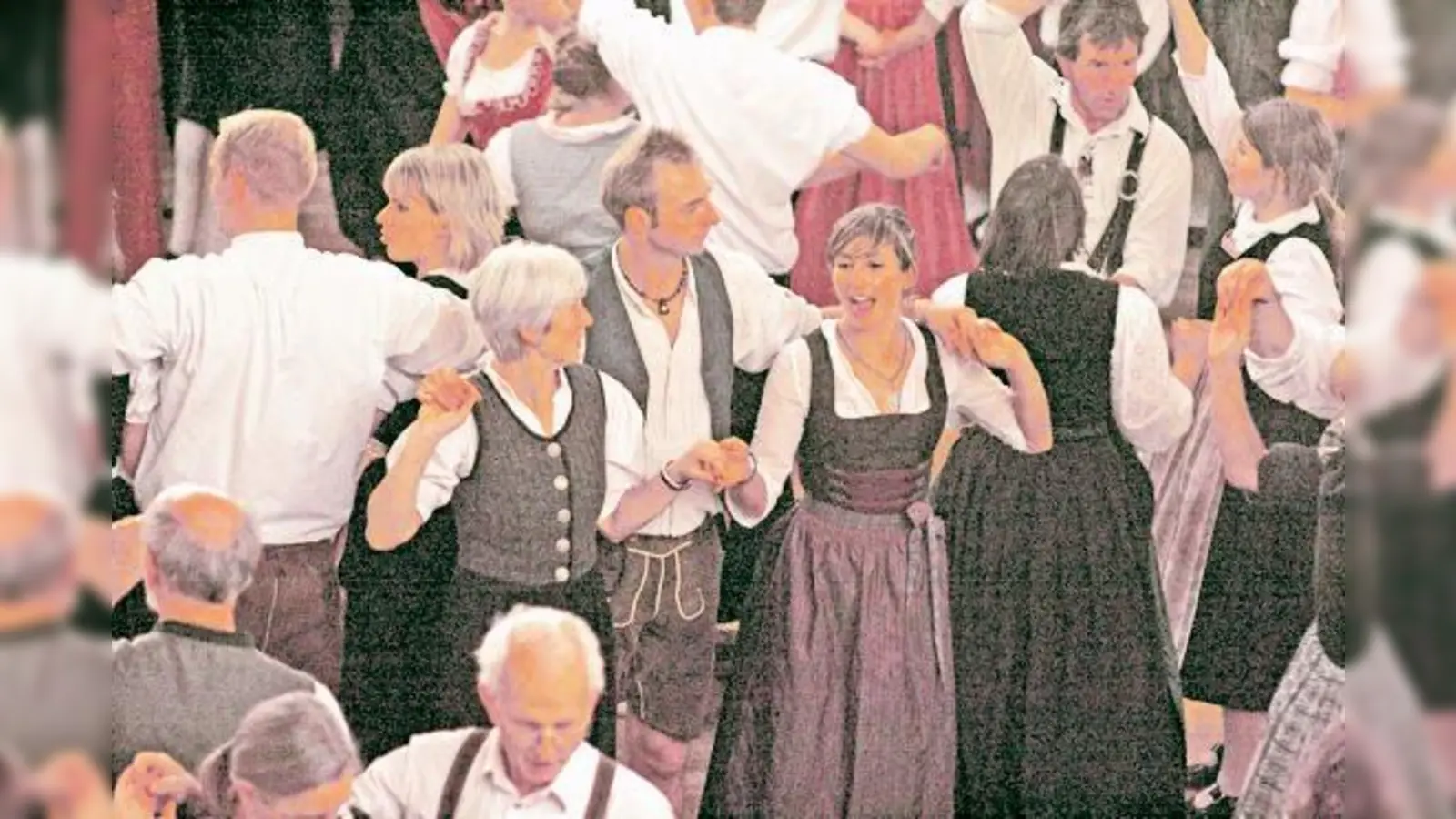 Katharina Mayer (rechts), die Tanzleiterin des Tanzkurses U 30. 	 (Foto: Thomas Merk/Kulturreferat)