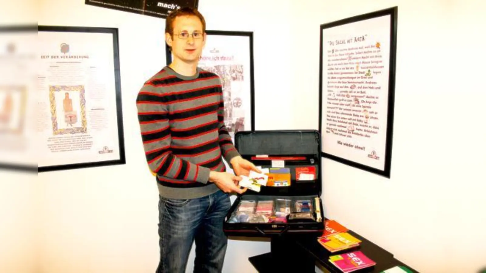 Zur Ausstellung »Jugend 2.0« gehört auch ein Verhütungsmittelkoffer, dessen Inhalt die 12- bis 14-Jährigen unter die Lupe nehmen können. Sozialpädagoge Daniel Wolf wird den Jungs den Inhalt erklären.	 (Foto: gh)