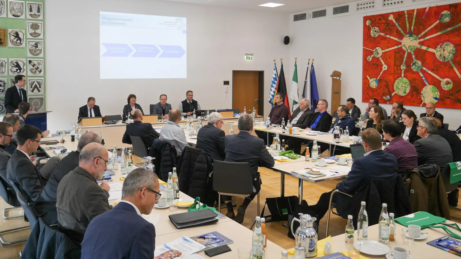 Landrat Robert Niedergesäß als Gastgeber mit Abteilungsleiterin Brigitte Keller beim Treffen des Bayerischen Innovationsrings im Landratsamt. (Foto: Landratsamt Ebersberg)