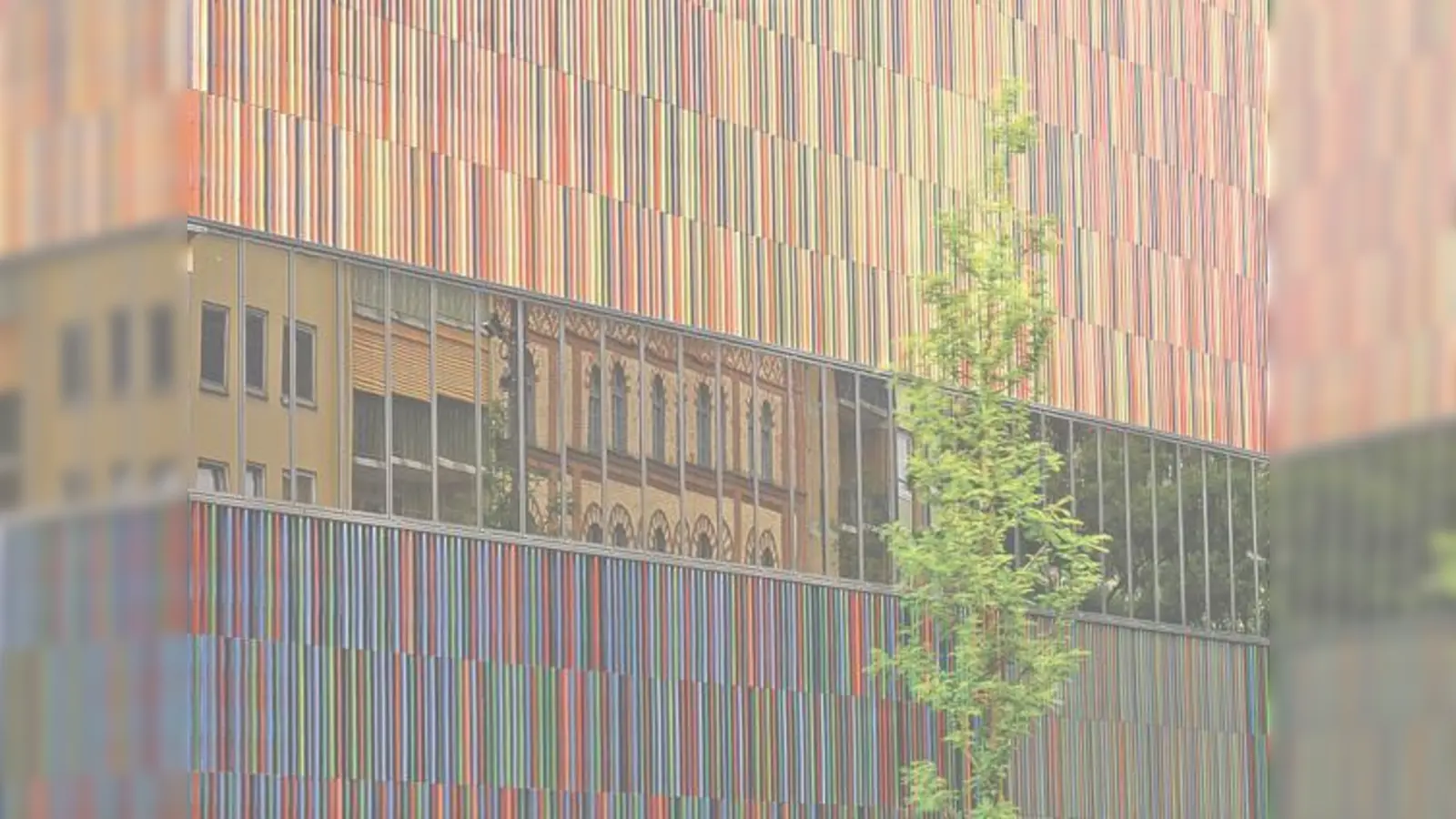 Erkennungszeichen farbige Kacheln an der Fassade: Die Sammlung Brandhorst ist sehr leicht zu erkennen. 	 (Foto: Haydar Koyupinar/Museum Brandhorst)